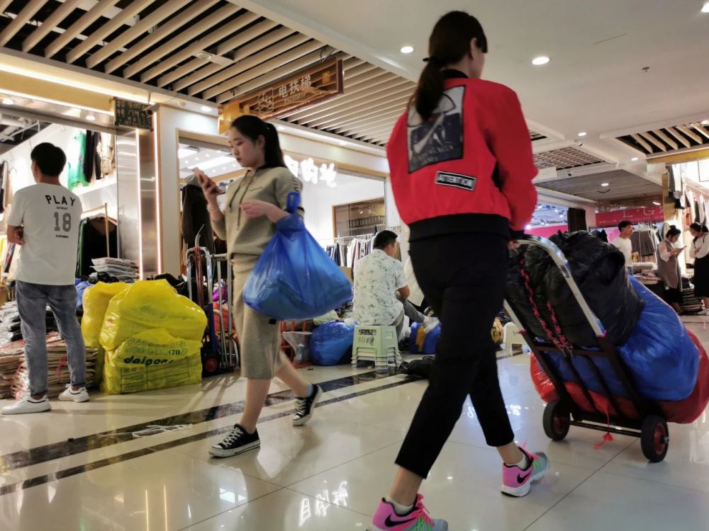 实体店是自己砸自己,还是电商冲击,还是因为我们都没有钱了?