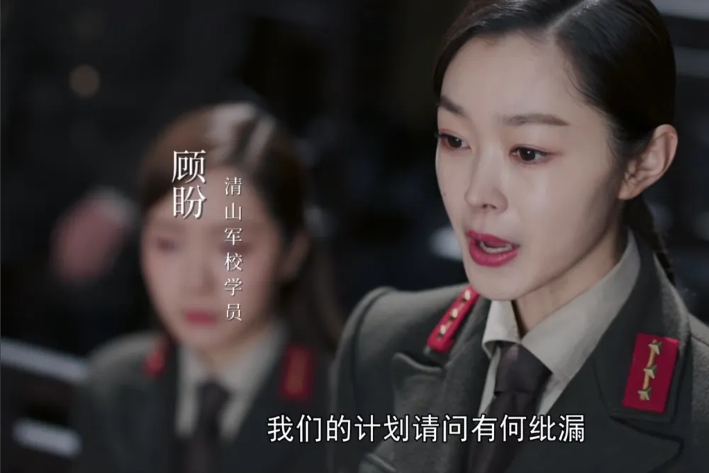 坎叔28岁的新婚妻子又在柏林亮相了,穿着连体衣,排队买烧烤很开心