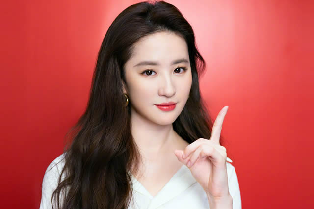 同样是43岁,安吉尔和高圆圆同框的时候,才意识到中年女星不能太瘦
