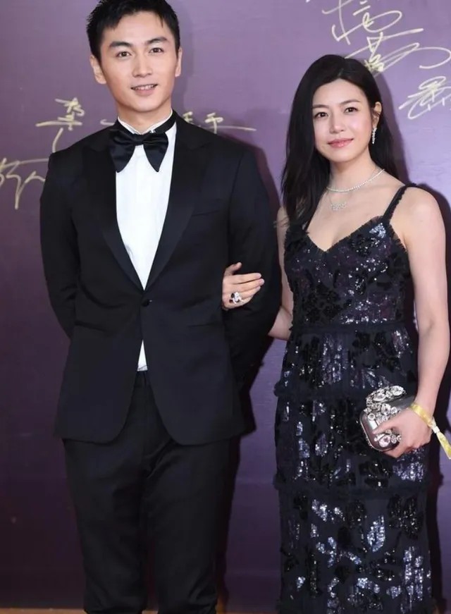 阚清子与男友现身医院检查，小腹隆起引怀孕猜测