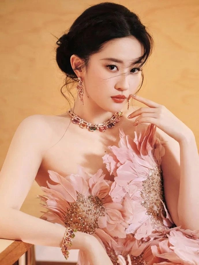 李湘带15岁王诗龄伦敦参加活动,母女同框似姐妹
