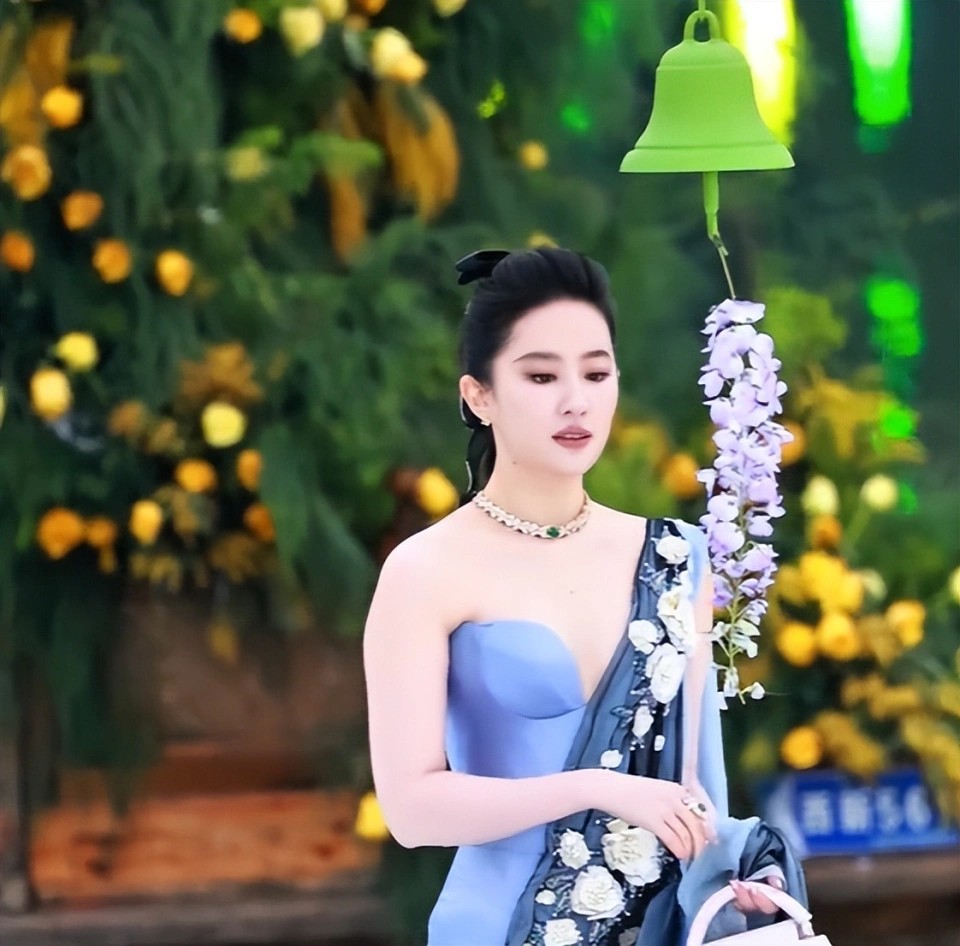 陈红晒出了大合影,网友提问:老公在哪里?她霸气回复:不要老公