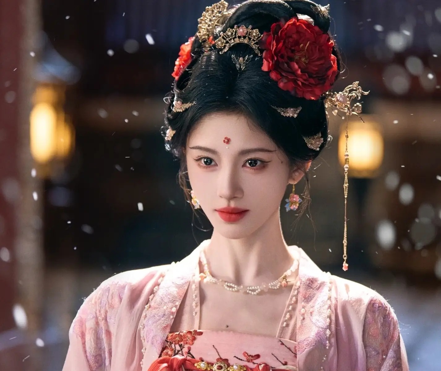 陈妍希杨丞琳潘玮柏同框合影，陈妍希状态超绝！戴粉帽又美又减龄