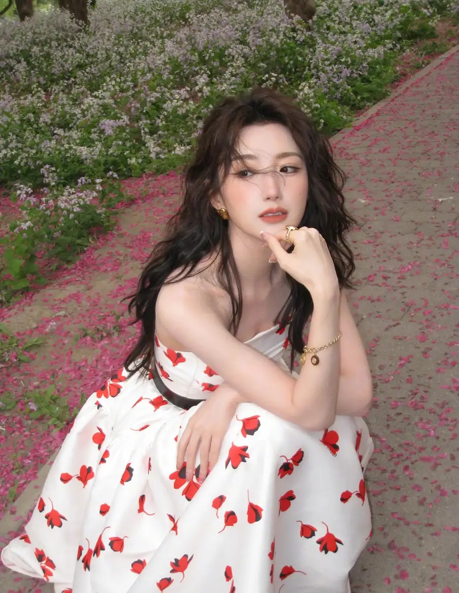 霍英东二房孙女与赌王外孙女拍写真！嫁入胡家后，名媛地位有提升