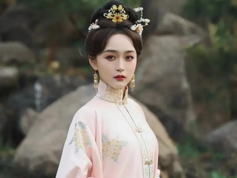 新照！夏洛特公主滑雪照曝光模样大变，梅根孩子比不了