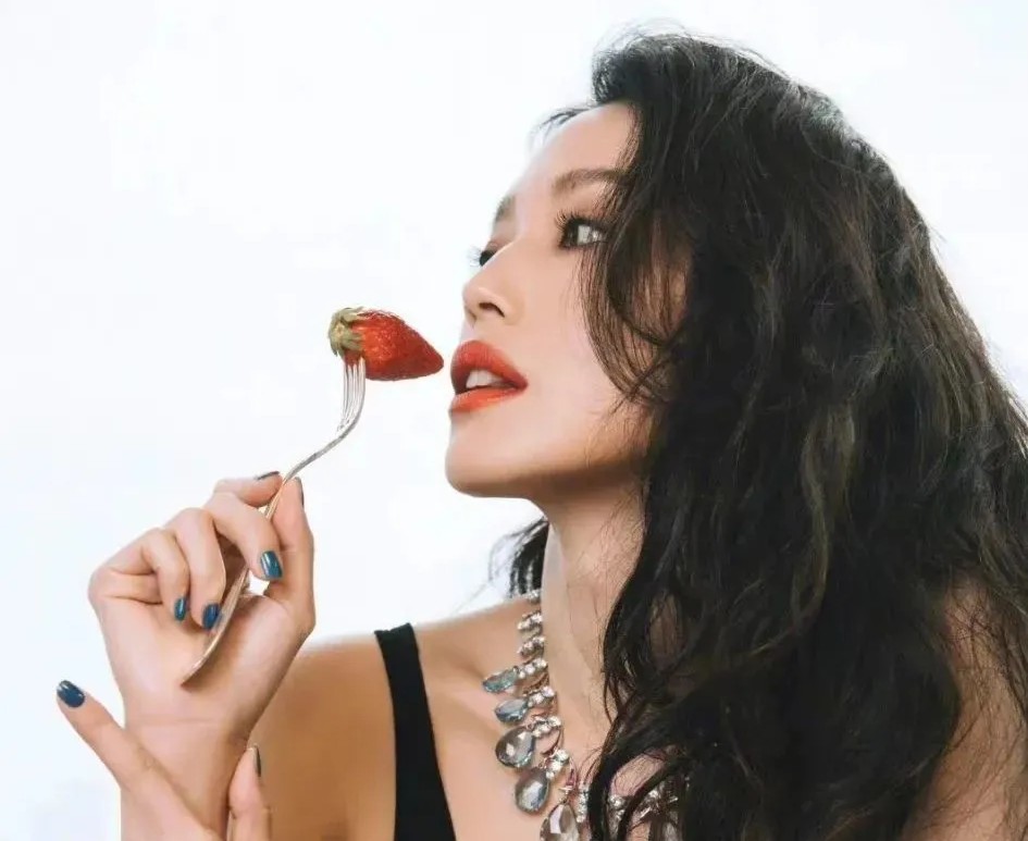 蔡卓妍否认复合事件全维度解析:一场隐私权与舆论规训的博弈