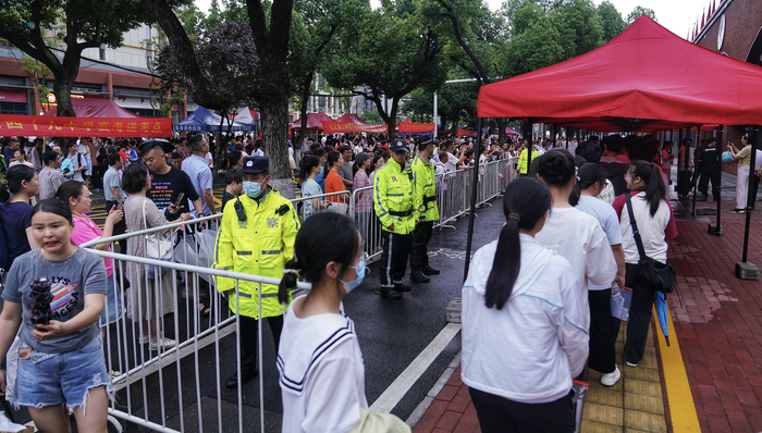 那巴公路项目第五标段负责人刘吉祥说,为保障施工顺利进行,项目部提前储备了充足的建筑材料和生活物资,全面检修维护施工设备,安排专业技术人员和安全管理人员24小时在