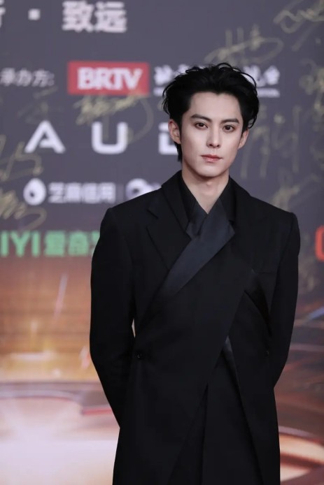 徐若晗张凌赫粉丝因《爱你》争吵不休，偶像剧集争议升级