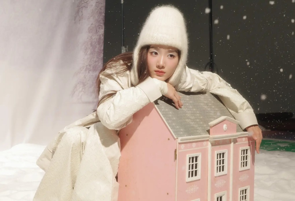 王岳伦与美女看展被偶遇 女方风格似李湘