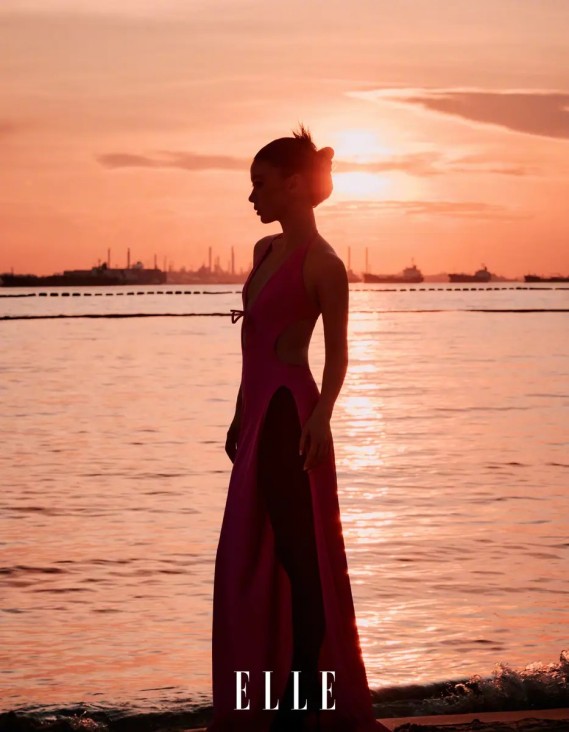 24岁港姐冠军首次拍剧！演空姐大晒制服照！网友大赞是最美空姐