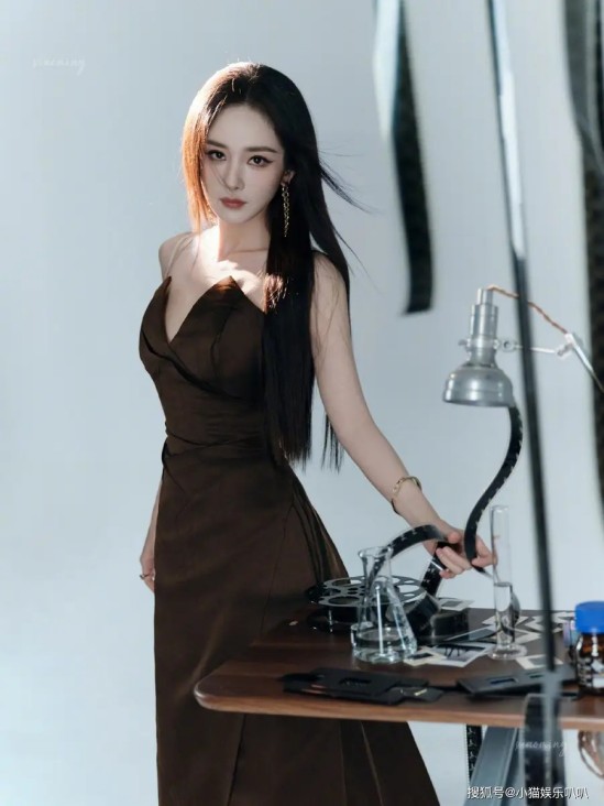 藏不住了！李亚鹏海哈金一起进餐又是献殷勤又是哄，这俩人到底是公益情怀，还是复婚前兆？