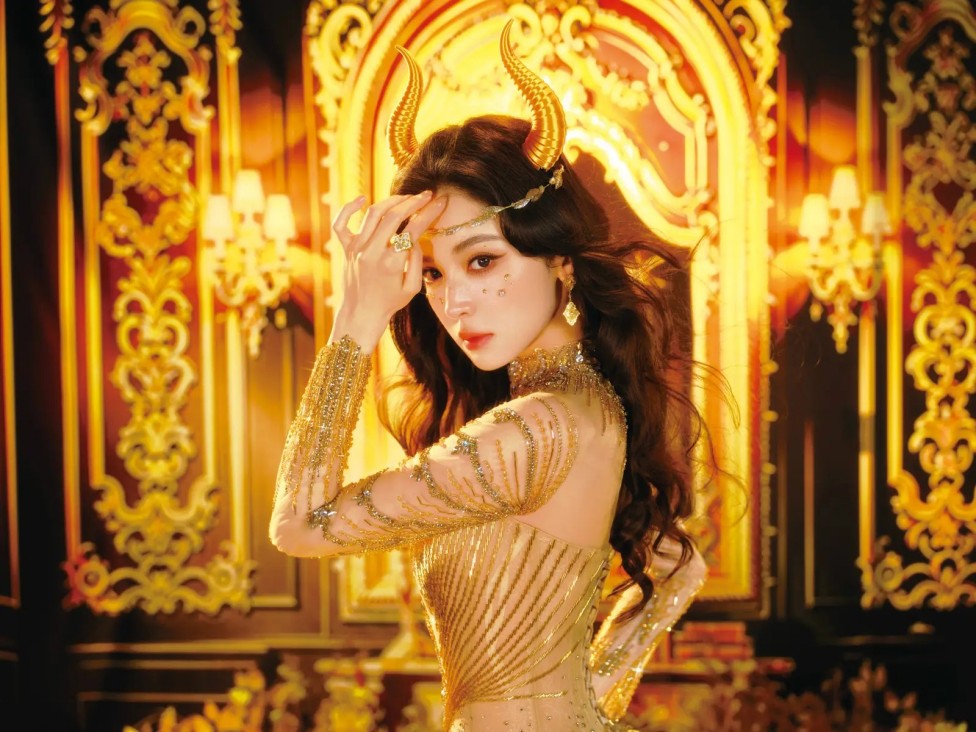 00后男助产士撞脸多位明星走红！温柔专业圈粉，颜值争议引深思